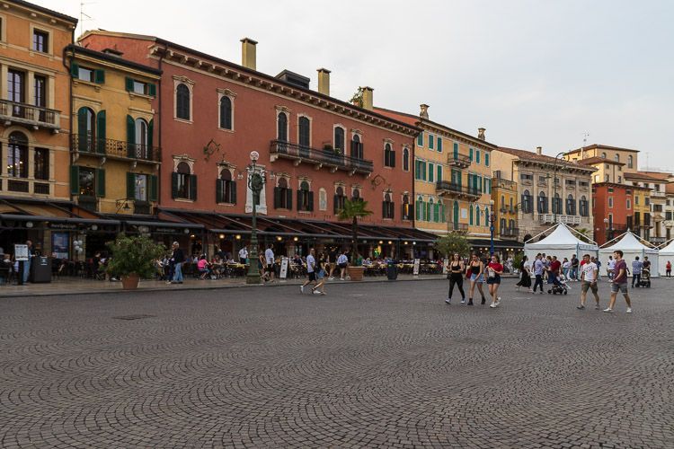 Die Piazza Brà mit den schönen Häuserfassaden und zahlreichen Restaurants. Die Piazza Brà in Verona mit den schönen Häuserfassaden und zahlreichen Restaurants.