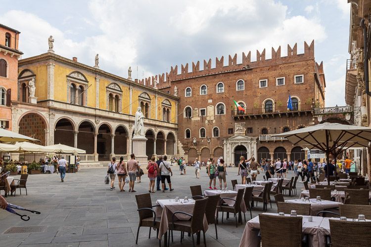 Piazza dei Signori in Veronas Altstadt. Piazza dei Signori in der Altstadt von Verona mit Prunkbauten und der Dante-Statue.