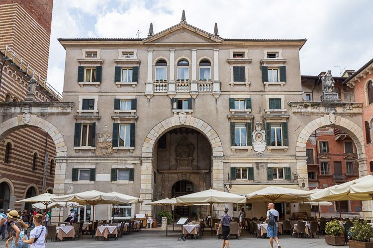 Palazzo Domus Nova auf der Piazza dei Signori. Piazza dei Signori in Verona mit Prunkbauten.