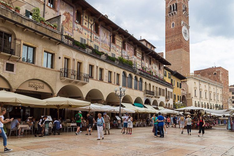 Piazza delle Erbe mit dem Torre dei Lamberti, Restaurants und kunstvoll bemalten Fassaden. Piazza delle Erbe mit dem Torre dei Lamberti, Restaurants und kunstvoll bemalten Fassaden.