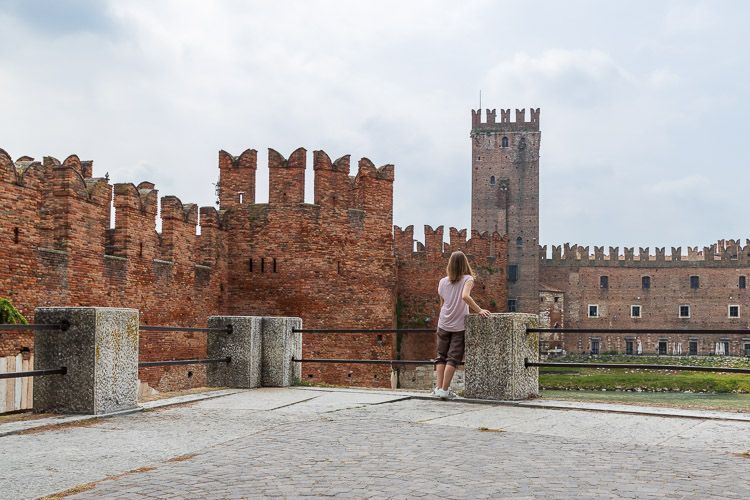Scaligerbrücke in Verona Frau blickt auf die beeindruckende Scaligerbrücke in Verona.