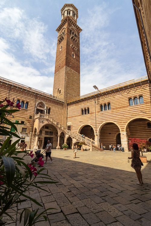 Palazzo della Ragione mit dem Torre dei Lamberti Im Hof des Palazzo della Ragion von dem aus man zum Torre dei Lamberti hochsieht.