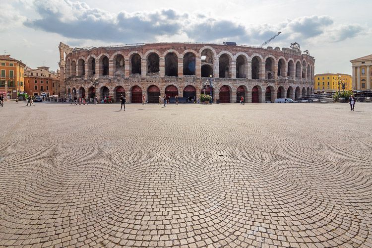 Sehenswürdigkeit Verona: Arena di Verona Die Arena von Verona mit einer fast leeren Piazza Brà am Morgen.