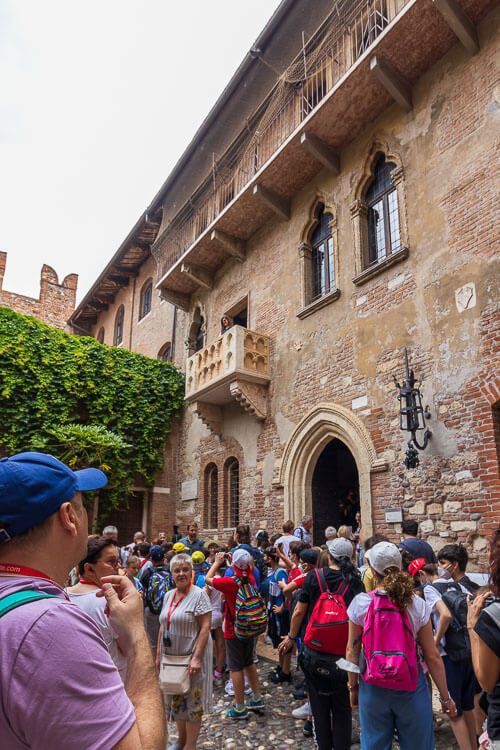 Sehenswürdigkeit Verona: Casa di Giulietta Innenhof mit dem berühmten Balkon der Julia aus Shakespeares Romeo und Julia.