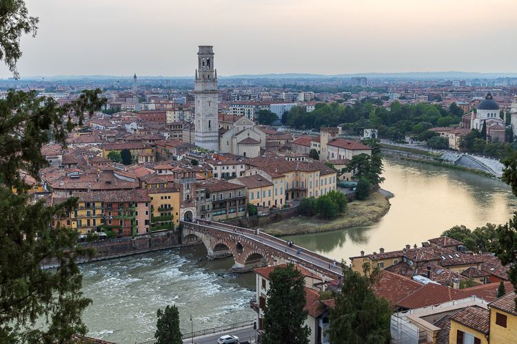Sehenswürdigkeit Verona: Ausblick vom Castel San Pietro Blick vom Castel San Pietro auf die Ponte Pietra.