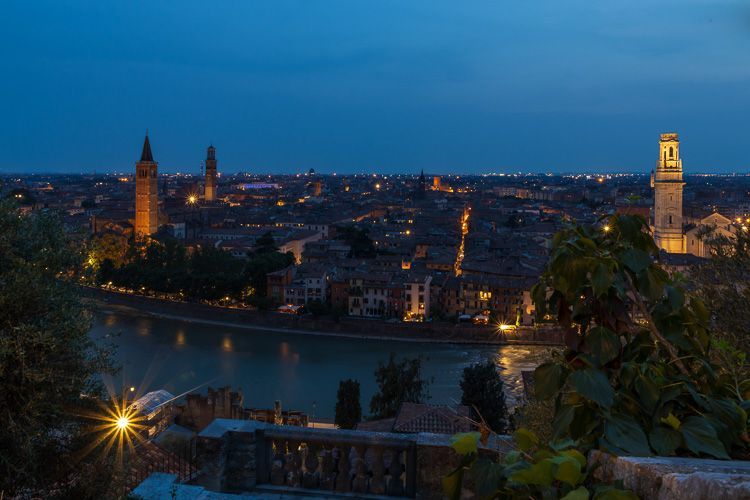 Sehenswürdigkeit: Verona bei Nacht Blick vom Castel San Pietro auf die Altstadt von Verona bei Nacht.