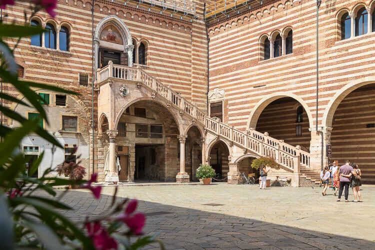 Innenhof des Palazzo della Ragione Innenhof des Palazzo della Ragione mit rotem Ziegelstein und hellem Tuffstein im Wechsel. Hingucker ist die Prunkvolle Treppe in den ersten Stock.