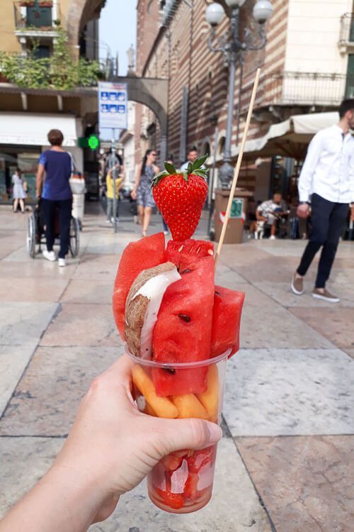 Fruchtbecher von der Piazza delle Erbe. Einfach frisch und lecker. Riesiger Becher mit frischen Früchten wie Erdbeeren, Melone und Kokosnuss.