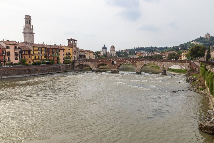 Die historische Brücke Ponte Pietra von der rechten Etschseite. Die historische Brücke Ponte Pietra von der rechten Etschseite. Zu sehen sind Teile der Altstadt von Verona und die grüne Umgebung.
