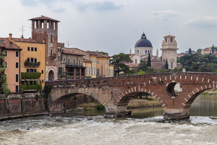 Ponte Pietra , die sich über die Etsch in Verona spannt. Ponte Pietra in Verona mit der Chiesa di San Giorgio in Braida im Hintergrund.
