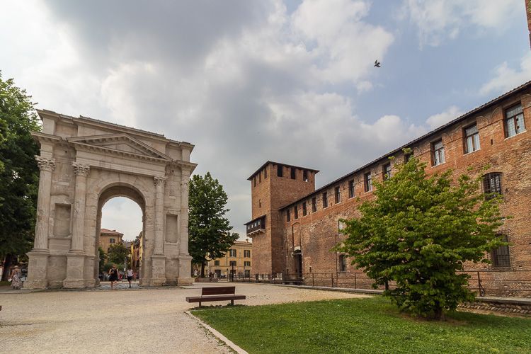 Sehenswürdigkeit Verona: Arco dei Gavi Arco dei Gavi mit dem Castelvecchio mit einem kleinen Park.