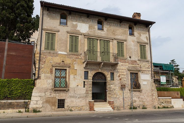 Attraktion in Verona: Teatro Romano Frontseite des Teatro Romano; das alte Gebäude steht direkt an der Hauptstraße.