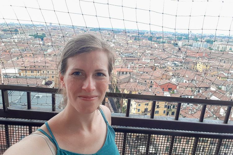 Auf der Aussichtsplattform vom Torre dei Lamberti. Blick vom Torre dei Lamberti auf die Altstadt von Verona aus 84 Meter Höhe. Im macht eine Frau ein Selfie.