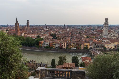 Blick vom Castel San Pietro auf die Altstadt von Verona und die Etsch.