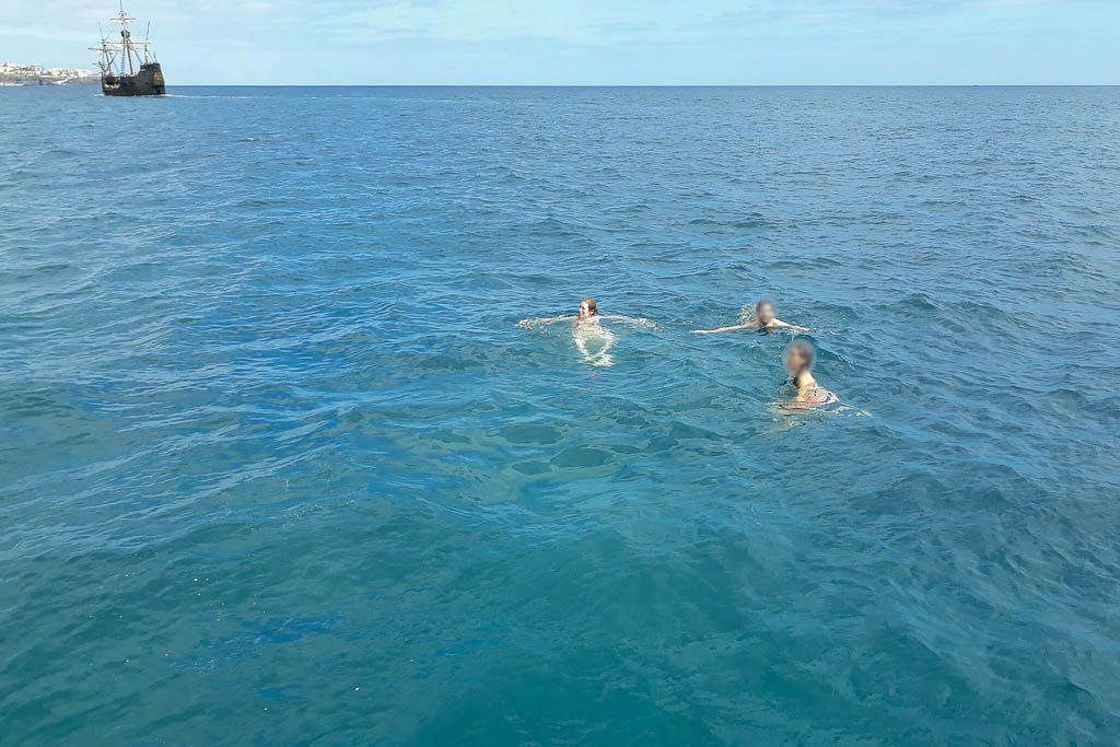 Im Atlantik vor der Küste Madeiras. Ein aufregendes Erlebnis Im Atlantik vor Madeira Schwimmen. Im Hintergrund ist ein historisches Segelschiff zu sehen
