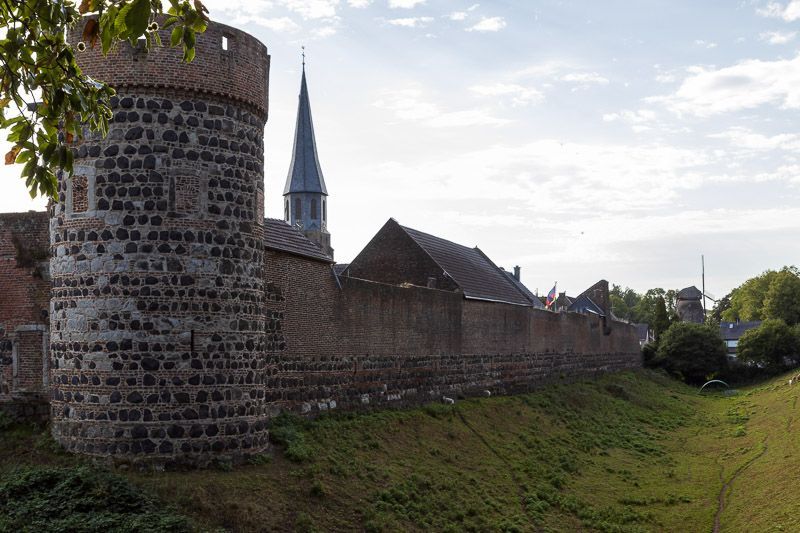 Befestigungsanlage wie vor 600 Jahren in Zons Historische Stadtmauer in Zons mit dem Krötschenturm, Graben und Wall.