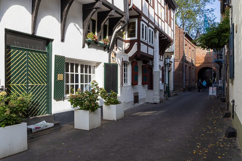 Häuser in der Rheinstraße mit Blick Richtung Rheintor In der Rheinstraße in Zons stehen die ältesten Häuser der Stadt und sind kunstvoll gestaltet.