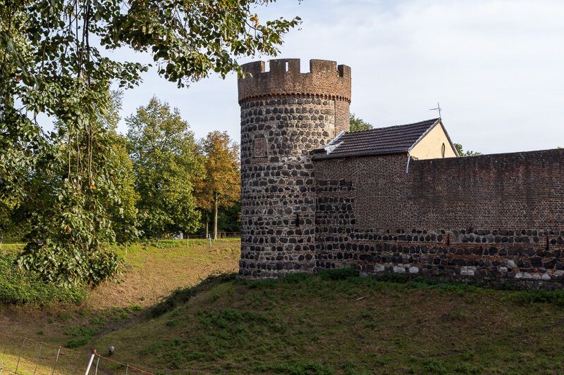 Sehenswert: der Krötschenturm Im Nordwesten der Stadtmauer befindet sich der Krötschenturm.