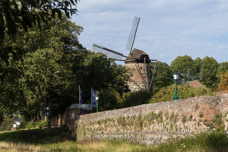 Ausflug nach Zons mit mittelalterlichem Flair Historische Windmühle in Zons als Teil der Stadtmauer.