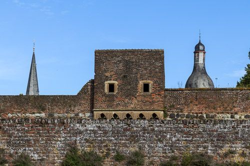 Stadtmauer von Zons mit Kirchturm und Kuppel des Juddeturms