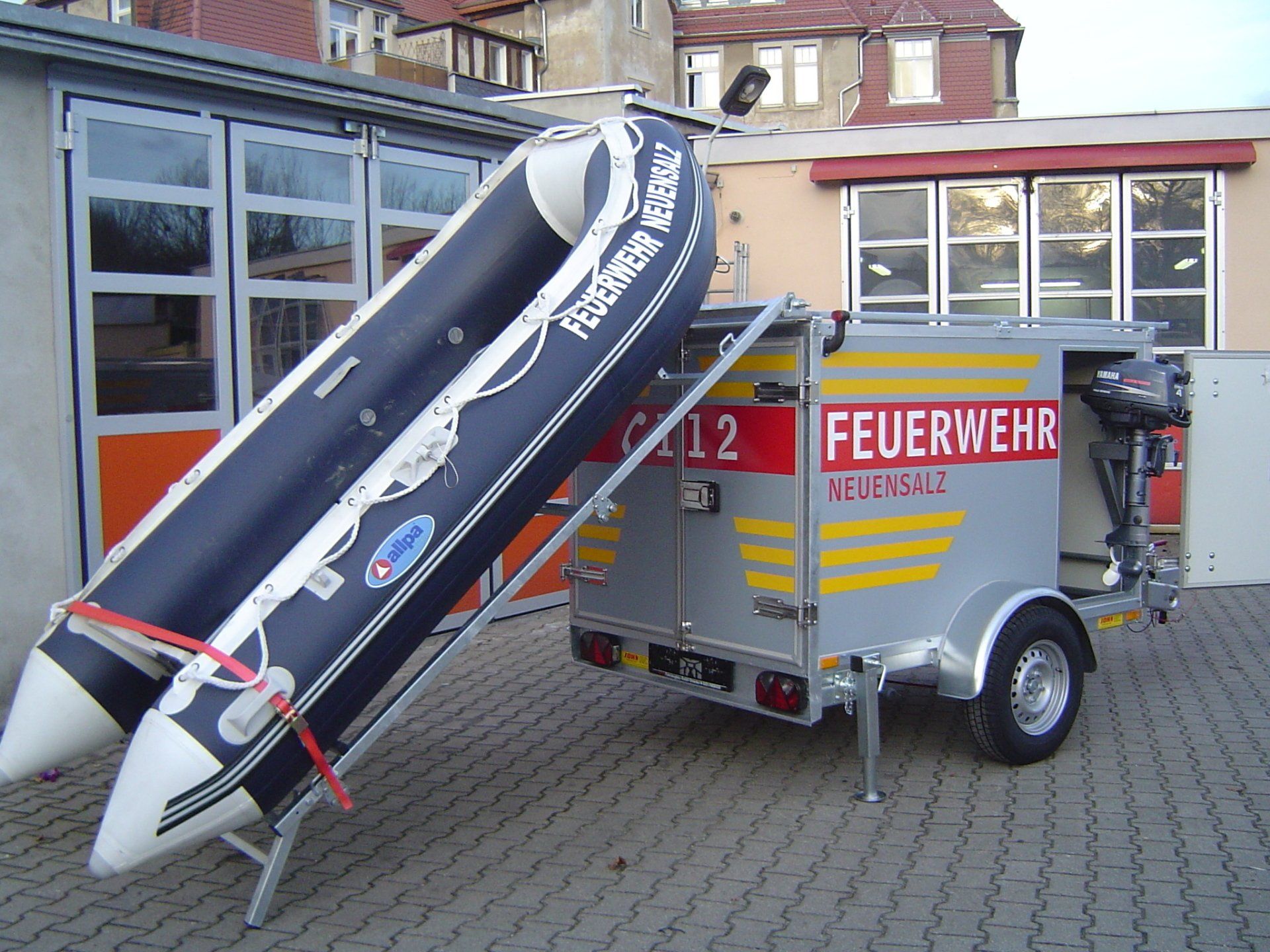 John; John Fahrzeugbau; JKB; jkb; Anhänger; Kofferanhänger; Dresden; Feuerwehr; Feuerwehranhänger; Sonderanfertigung