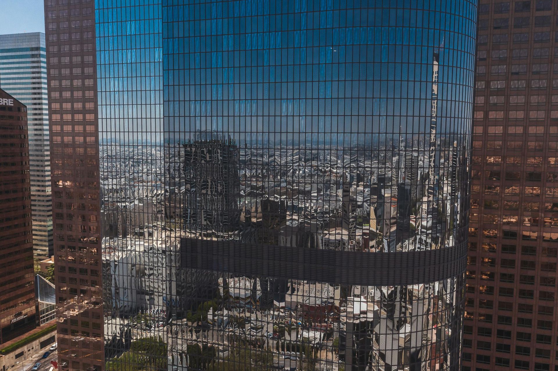 Skyscraper dans une ville dense