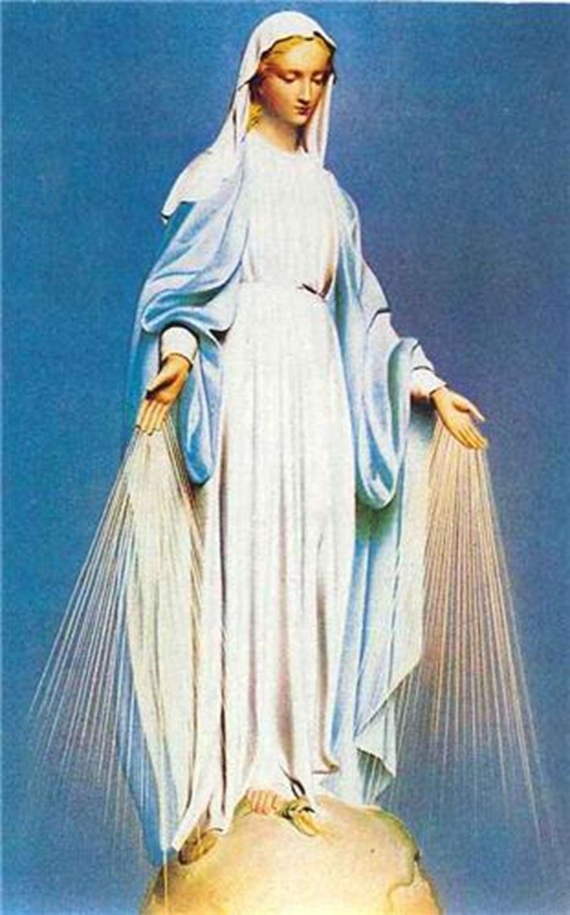 Les apparitions de Marie à sainte Catherine Labouré (même si elles n’ont jamais été officiellement reconnues !) et le succès de la médaille miraculeuse amenèrent beaucoup d’évêques (français, espagnols et italiens) à demander avec insistance au Pape Grégoire XVI (1831-1846) d’élever l’Immaculée Conception de Marie au niveau de dogme de foi. Grégoire XVI ne répondra pas à leur demande, arrêté en cela par le silence des épiscopats germaniques et anglo-saxons.
Les choses changent avec le pontificat de Pie IX (1846-1878). Ce-dernier institue le 1er juin 1848 une commission consultative de vingt théologiens et le 6 décembre 1848, une congrégation préparatoire présidée par le cardinal Lambruschini. Le 2 février 1849, sur la question de l’Immaculée Conception de Marie, par sa lettre encyclique « Ubi primum », Pie IX sollicite l'avis écrit de tous les évêques. 546 d’entre eux (sur 603) répondront favorablement ainsi que 17 théologiens de la commission consultative (sur les 20). Dans la foulée, Pie IX demande à deux groupes de théologiens de préparer un projet de bulle, puis, le 10 mai 1852, il réunit, sous le cardinal Fornari, une commission spéciale pour élaborer le texte définitif qui est promulgué le 8 décembre 1854 sous le titre « Ineffabilis Deus ». Le dogme de l’Immaculée Conception de Marie n’a donc pas été (comme certains voudraient nous le faire croire !) un acte isolé mais bel et bien l’expression de l’opinion commune !
Lorsque ce jour du 8 décembre 1854, Pie IX lut le décret proclamant le dogme de l'Immaculée Conception de Marie d'une voix claire et sonore, son émotion fut telle qu'il dut s'arrêter trois fois. Interrogé par une personne de son entourage sur ses impressions personnelles à cet instant solennel, il répondit : « Ce que j'ai éprouvé, ce que j'ai ressenti, en définissant le dogme, est tel que le langage humain ne saurait l'exprimer. Pendant que Dieu prononçait les paroles du dogme, par la voix de son vicaire, Lui-même pénétra mon esprit d'une connaissance si claire et si étendue de l'incomparable pureté de la Très Sainte Vierge, que, abaissée dans la profondeur de cette connaissance, mon âme se sentit inondée de délices inénarrables, qui ne sont pas de la terre et qu'on ne peut trouver qu'au Ciel. » .
Ce dogme de foi sera confirmé quatre années plus tard, depuis la grotte de Massabielle à Lourdes par la Vierge de lumière elle-même qui dira le 25 mars 1858 à sainte Bernadette, sa confidente : « Je suis l’Immaculée Conception ».