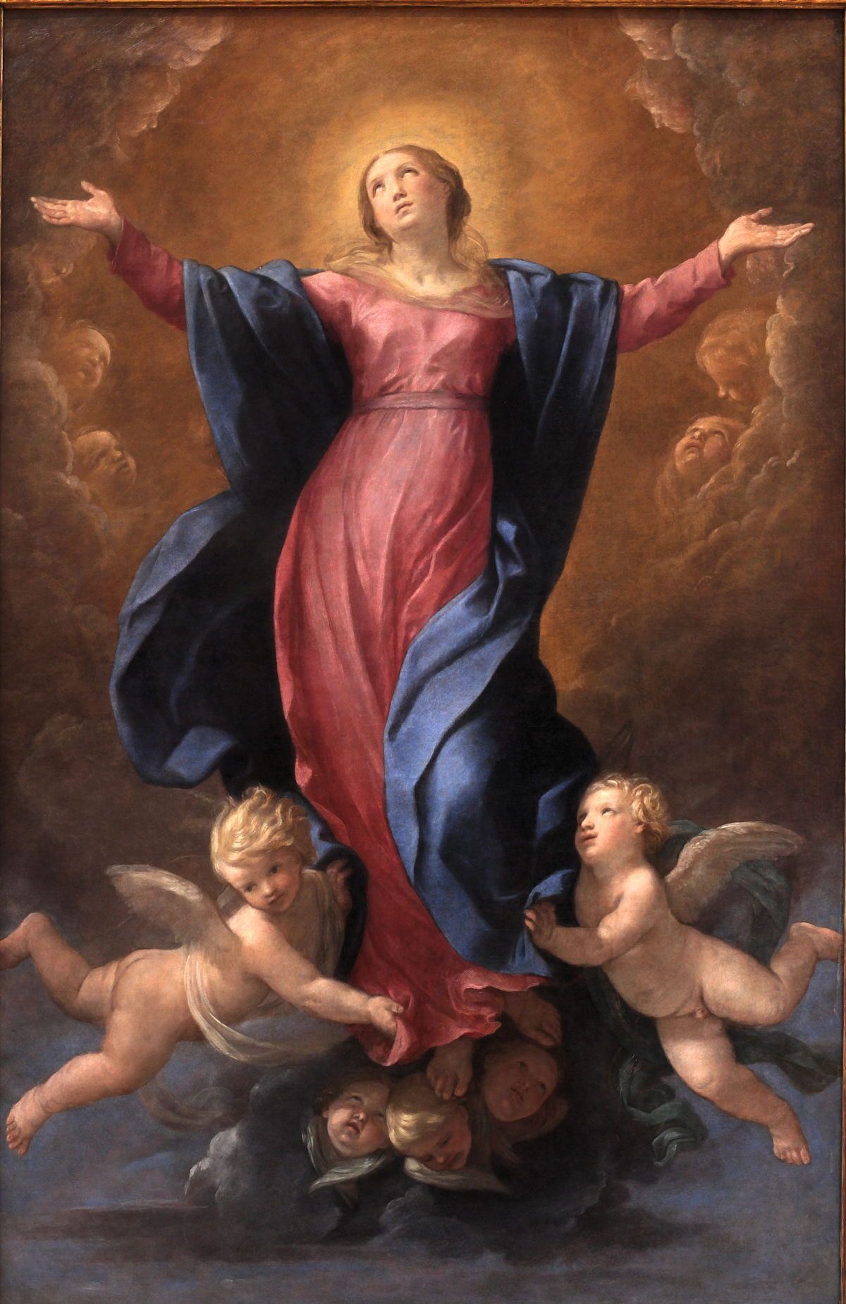 Dans son Assomption, Marie est élevée corps et âme au Ciel, d’où elle brille pour nous comme un merveilleux signe d’espérance. En elle, si belle, si glorieuse, Dieu nous invite à contempler notre propre destin, à nous réjouir par avance, comme pour nous encourager, de tout ce qu’il nous prépare dans son Royaume.
Dans la gloire de Marie, nous contemplons le couronnement de toute vie chrétienne réussie. Son bonheur doit nous stimuler et nous encourager à persévérer dans la foi, l’espérance, la charité, malgré les difficultés de cette vie. Pour cela, son exemple doit être étudié, médité, enseigné, imité. Comme chacun de nous, elle a traversé cette vallée de larmes mais, quelles qu’aient pu être les difficultés, jamais elle n’a retiré sa confiance au Seigneur qui, lui, ne l’a jamais abandonnée.
Les privilèges insignes de l’Immaculée Conception, de la maternité divine, ne l’ont pas dispensée de connaître la nuit de la foi. Au contraire, elle a traversé des épreuves à la hauteur des dons reçus. « A qui a beaucoup reçu, il sera beaucoup demandé » (Luc 12, 48). Le grand mérite de Marie, celui qui lui vaut une gloire sans égale, c’est d’avoir été ce qu’elle s’est elle-même proclamée le jour de l’Annonciation : la servante du Seigneur.
Pendant cette neuvaine, qui doit nous préparer à la belle fête de l’Assomption et nous aider à en tirer tout le fruit, pour la gloire de Dieu et le salut du monde, laissons notre douce maman du Ciel nous parler au cœur et nous dévoiler les secrets de sainteté.