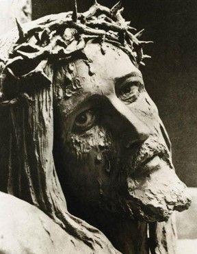 Le jour de l’Annonciation, alors que Gabriel sollicite son « oui » au plan de salut de Dieu, Marie répond : « Je suis la servante du Seigneur. Que tout m’advienne selon ta parole » (Luc 1, 38). 
Même si s’avance « l’heure » de Jésus, celle où il donnera sa vie pour ceux qu’il aime, le « Fiat » de Marie ne sera ni repris ni mitigé. Jusque sous la croix du Vendredi-saint, elle restera la fidèle servante du Seigneur.
En même temps que grandit son « oui », s’enfonce dans son Cœur le glaive de douleur prophétisé par Siméon le jour de la Présentation car elle sait, depuis le premier instant, que Jésus est venu en ce monde pour donner sa vie en rançon pour les pécheurs. 
Parce qu’elle aime Jésus, qui est son enfant mais aussi son Sauveur et son Dieu, elle ne cherchera jamais à le détourner de sa mission de Rédempteur mais s’associera à son offrande de lui-même au Père pour notre salut.
Parce qu’elle a écouté les enseignements de Jésus, parce qu’elle les a mis en pratique, elle sait toute l’ampleur du don que le Père nous fait en Jésus… toute l’ampleur du don que Jésus nous fait en s’offrant lui-même en sacrifice pour nous… Parce qu’elle a été si unie à Jésus, toute sa vie, dans sa Passion, son plus grand désir est de nous garder dans l’action de grâce, de nous aider vivre en dignes enfants de Dieu, à laisser l’œuvre du salut produire tous ses fruits en nous.
Unissons-nous à Marie et suivons Jésus sur son chemin de croix. Avec elle, méditons les paroles de saint Paul « Il m’a aimé et Il s’est livré pour moi » (Galates 2, 20) …