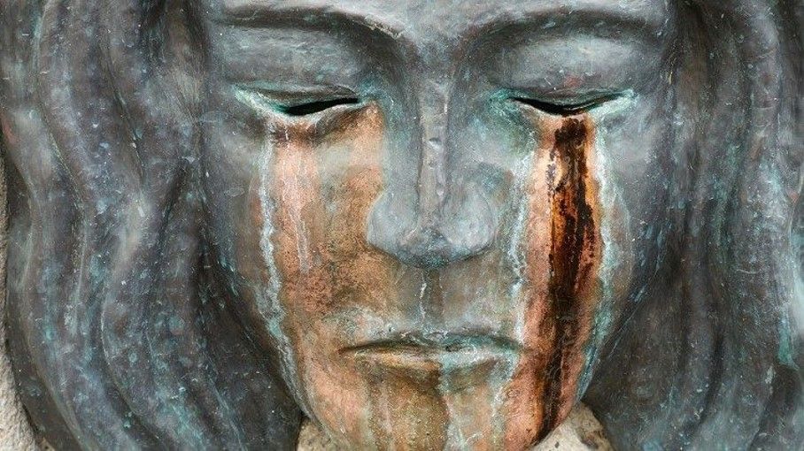 les évangiles nous disent de Marie « qu’elle retenait toutes ces choses les méditant dans son cœur ». En effet, Marie, la « comblée-de-grâce », celle qui est dotée d’une connaissance des choses divines sans commune mesure, celle qui a vécu dans l’intimité immédiate du Verbe de Dieu pendant les trente années de la vie cachée à Nazareth, a contemplé avec attention les événements qui se sont déroulés sous ses yeux pour en tirer un enseignement salutaire, le mettre en pratique et ainsi progresser dans l’amour de Dieu. Se mettre à l’école de Marie, c’est recevoir d’elle, par imitation, les moyens infaillibles de progresser en sainteté !
Marie, la nouvelle Eve, a été auprès de Jésus, le nouvel Adam, lors de tous les moments clés de sa vie : à l’Incarnation, à la Nativité, lors du premier miracle aux noces de Cana. Comment pouvait-elle ne pas être là lors de la Passion de Jésus, le point culminant de sa mission de Rédempteur, le moment où se joue notre Salut à tous. Elle est là, debout près de la Croix dans toute sa douleur de Mère mais aussi forte de sa foi, de son espérance, de son amour pour Jésus et pour nous. Parce que Marie a « conservé toutes ces choses, les méditant dans son Cœur », elle a non seulement trouvé la force de suivre Jésus jusqu’au bout du sacrifice, mais elle est aussi devenue celle qui est la plus à même de nous introduire dans les sentiments qui furent ceux de Jésus pendant sa Passion. Personne n’a été plus impliqué dans le mystère de notre Rédemption que Marie, et son union à Jésus a été d’une intimité telle, qu’elle a éprouvé dans son Cœur Immaculé tout ce qu’Il a ressenti dans son Sacré-Cœur. Rien de l’attitude de Jésus, de ses paroles, de ses sentiments, ne lui a échappé. Marie a fait bien plus que comprendre Jésus ; elle s’est donnée elle-même au Père, par Jésus et en union avec Lui, le Sauveur du monde !
Le désir le plus ardent de Marie est que nous l’imitions en conservant dans notre cœur la Parole de Dieu pour la méditer sans relâche (le rosaire n’a en soi pas d’autre but que celui-là !). Parce qu’elle a tout retenu de la Passion de Jésus et qu’elle partage sa soif du salut de nos âmes, elle souhaite nous introduire dans la contemplation du mystère de notre Rédemption. En effet, elle nous amène peu à peu à pénétrer la pensée de Jésus, à nous laisser saisir par son amour incommensurable pour les hommes, pour enfin nous donner à Lui, par elle et contribuer (un peu !) à sa Passion. Que cela ne nous effraie pas : le but de Marie n’est pas d’allumer en nous le désir de souffrir mais celui d’aimer (même si les deux sont souvent liés !).
Que Marie, Notre-Dame des douleurs, nous donne de progresser dans l’amour de Jésus et de tous ceux pour qui Il a voulu mourir sur la Croix !