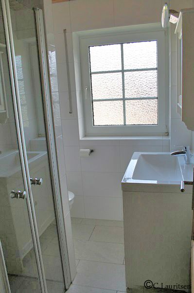 Badezimmer im Erdgeschoss Ferienhaus Sandfoort 2h Nordsee Friedrichskoog