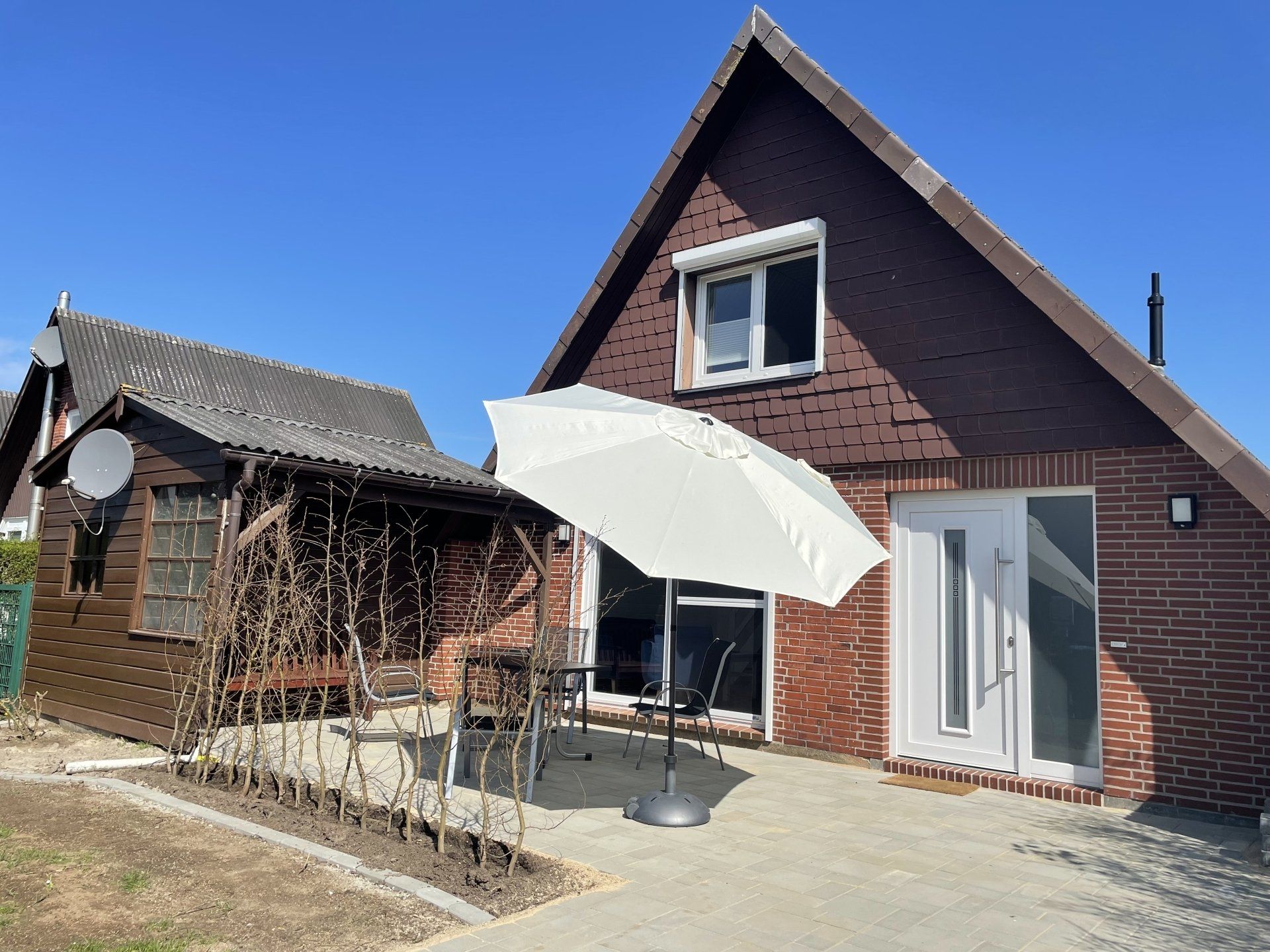 Terrasse vor dem Ferienhaus Möwenweg 13 Nordsee Friedrichskoog