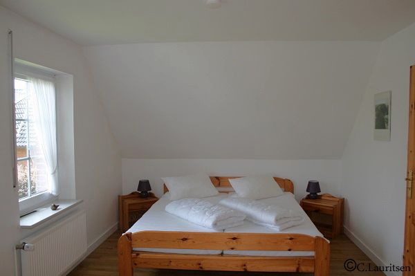 Schlafraum mit Doppelbett und Sat TV im Obergeschoss Ferienhaus Buschsand 9 Nordsee Friedrichskoog