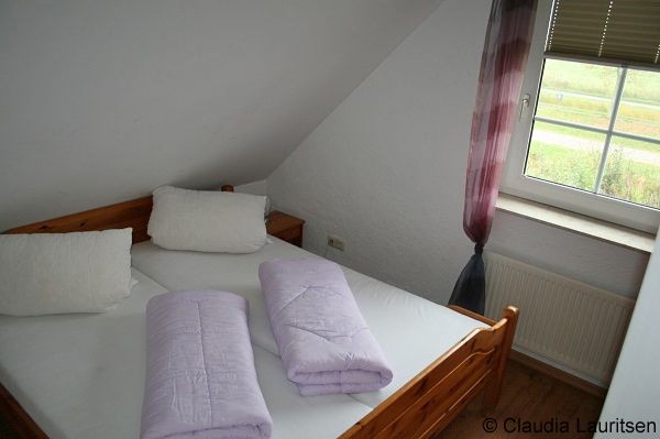 Schlafraum mit Doppelbett links Obergeschoss Ferienhaus Norderpiep 29b Nordsee Friedrichskoog