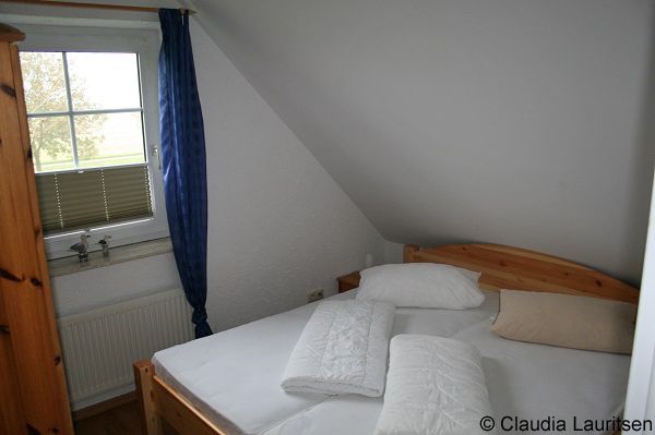 Schlafraum mit Doppelbett rechts Obergeschoss Ferienhaus Norderpiep 29b Nordsee Friedrichskoog
