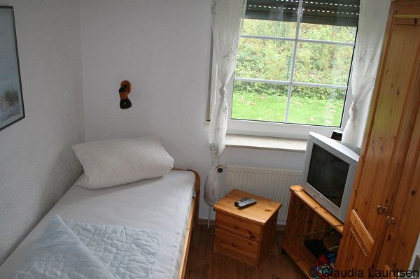 Schlafraum mit Einzelbett im Erdgeschoss Ferienhaus Norderpiep 29b Nordsee Friedrichskoog