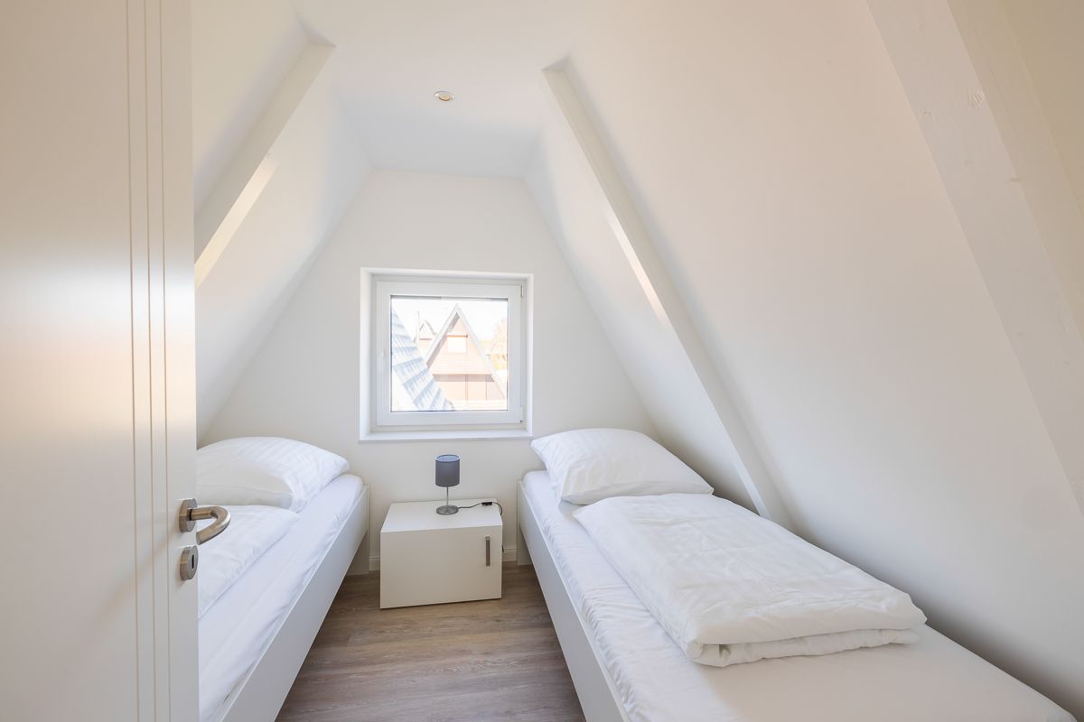 Schlafraum mit zwei Einzelbetten im Obergeschoss Ferienhaus Regentütenstieg 34 Nordsee Friedrichskoog