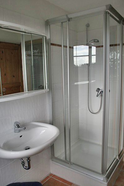 Dusche im Badezimmer im Obergeschoss Ferienhaus Queller 24c Nordsee Friedrichskoog