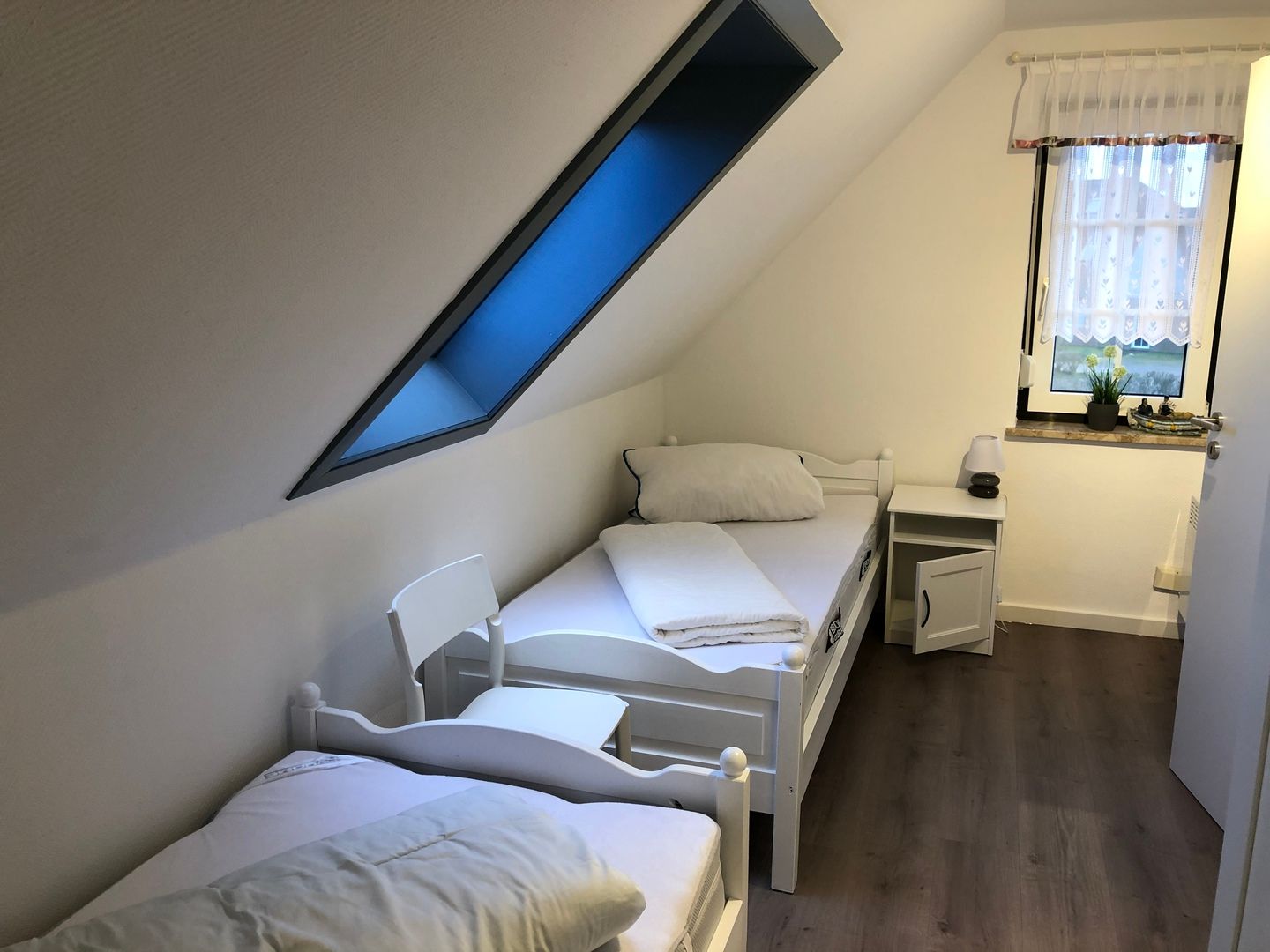 Schlafraum mit Einzelbetten im Obergeschoss Ferienhaus Großer Steert 15a Nordsee Friedrichskoog