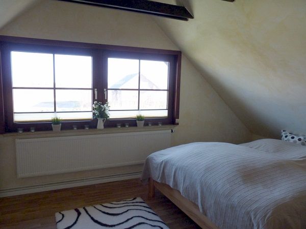 Schlafraum mit Doppelbett im Obergeschoss Ferienhaus Anwaß 15 Nordsee Friedrichskoog