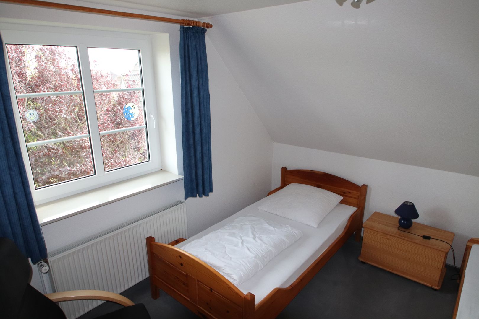 Schlafraum mit zwei Einzelbetten im Obergeschoss Ferienhaus Queller 24c Nordsee Friedrichskoog