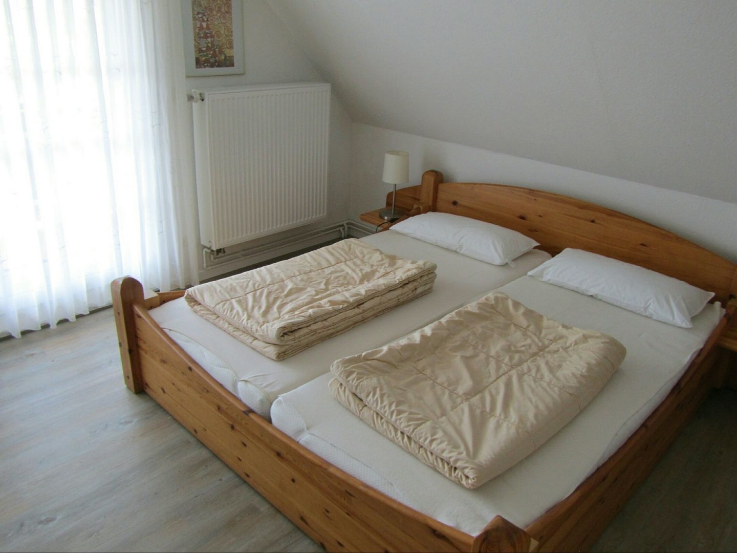 Doppelbett im Obergeschoss Ferienhaus Buschsand 7 Nordsee Friedrichskoog