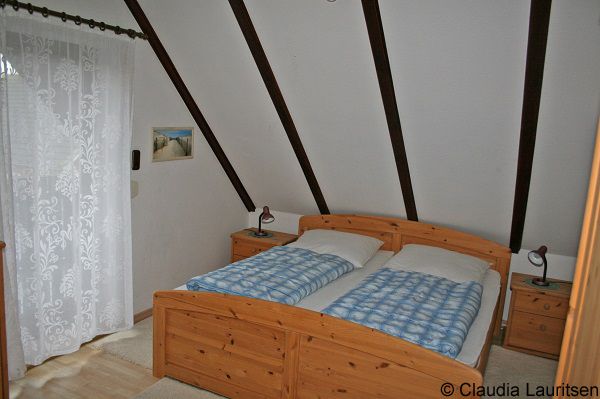Schlafraum mit Doppelbett im Obergeschoss Ferienhaus Helmsand 4 Nordsee Friedrichskoog