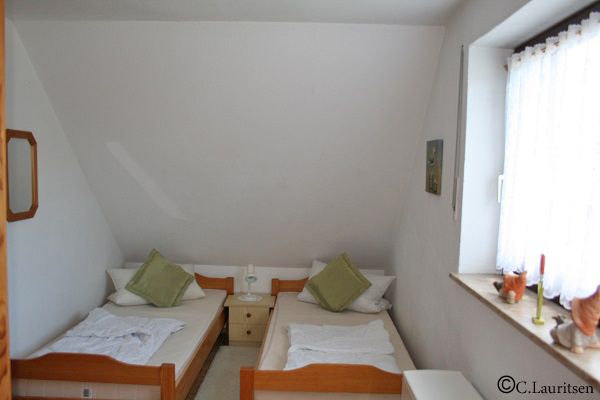Schlafraum mit zwei Einzelbetten im Obergeschoss Ferienhaus Helmsand 4 Nordsee Friedrichskoog