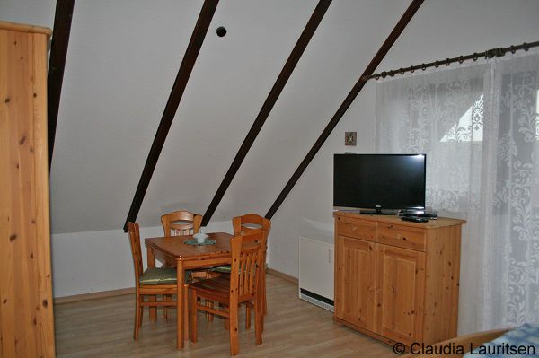 Sat TV im Schlafraum mit Doppelbett im Obergeschoss Ferienhaus Helmsand 4 Nordsee Friedrichskoog
