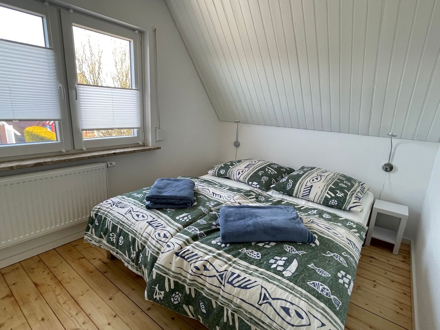 Doppelbett im Obergeschoss Ferienhaus Möwenweg 13 Nordsee Friedrichskoog