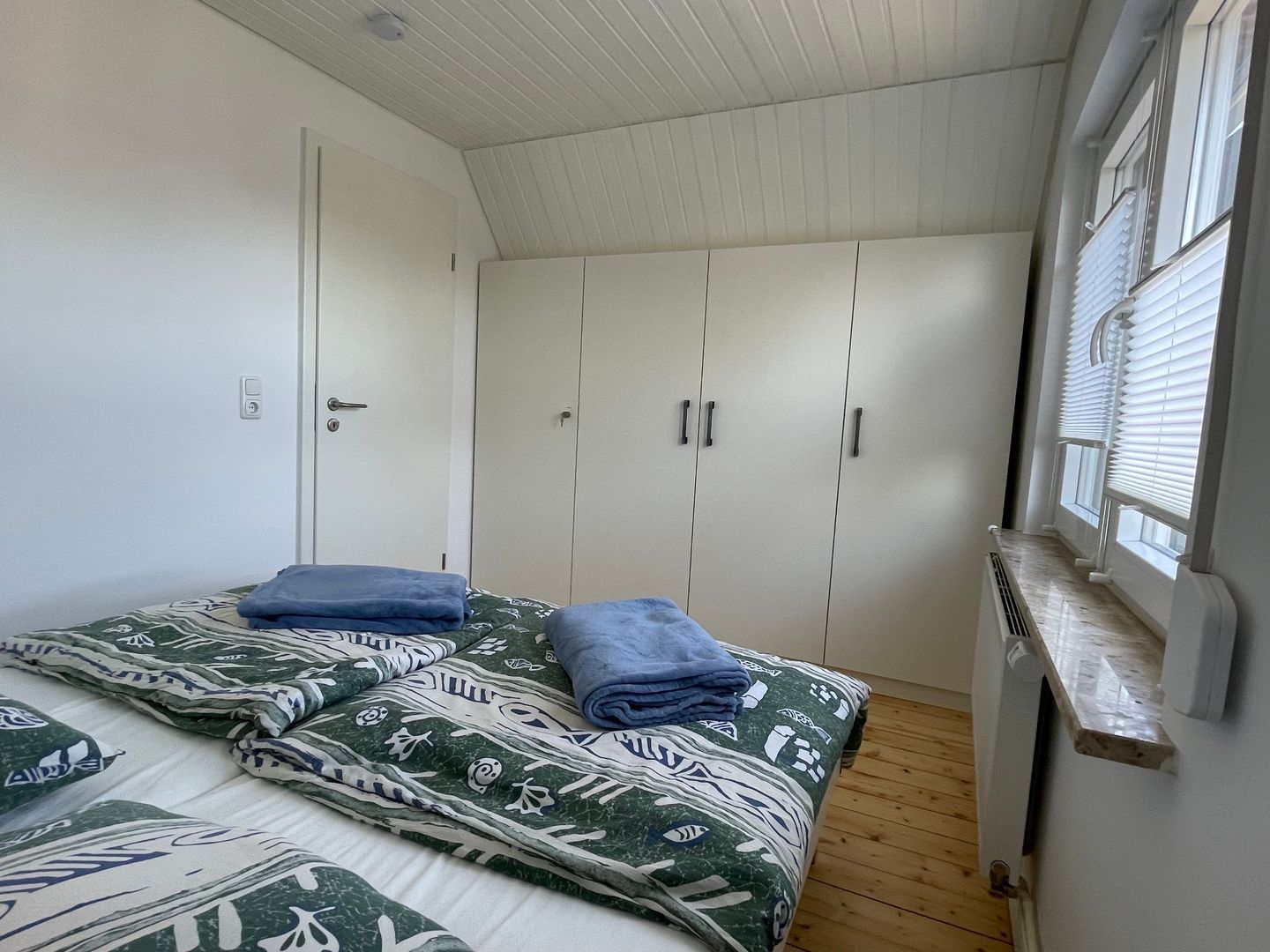 Einbaukleiderschrank Schlafraum mit Doppelbett im Obergeschoss Ferienhaus Möwenweg 13 Nordsee Friedrichskoog