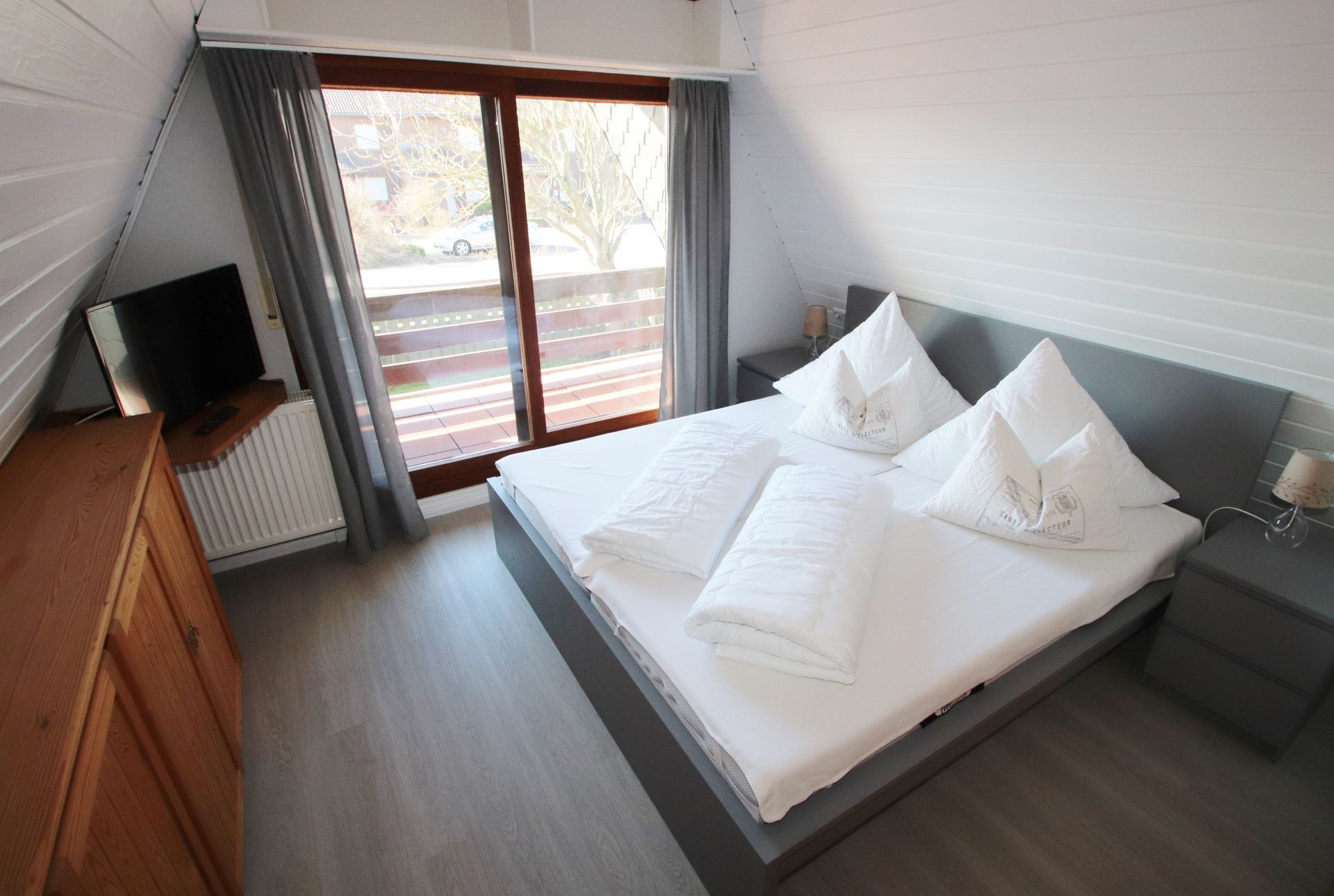 Schlafraum mit Doppelbett im Obergeschoss Ferienhaus Möwenweg 14 Nordsee Friedrichskoog