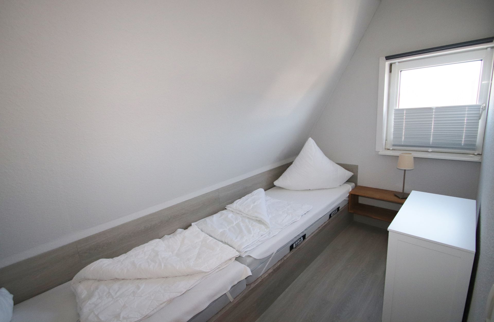 Schlafraum mit zwei Einzelbetten im Obergeschoss Ferienhaus Möwenweg 14 Nordsee Friedrichskoog