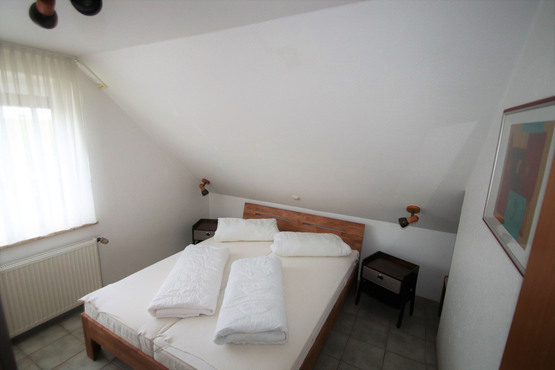 Schlafraum mit Doppelbett im  Obergeschoss Tötel 1b Ferienhaus Nordsee Friedrichskoog